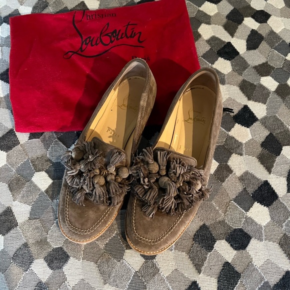 Christian Louboutin suede tan flats. Size 37 - Picture 4 of 8